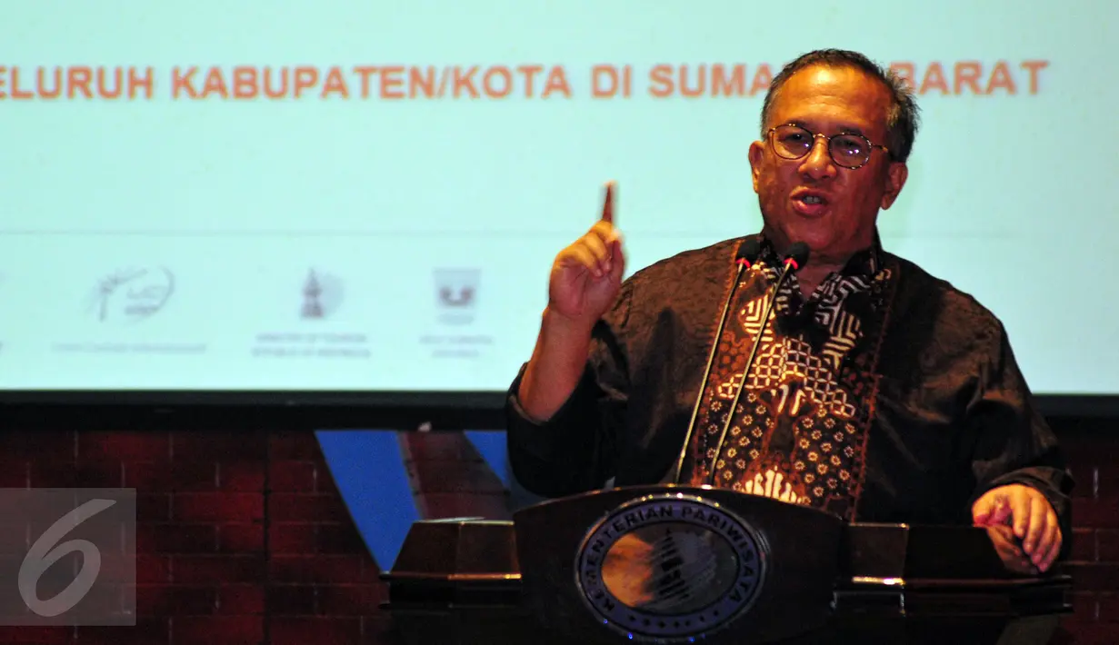 Pimpinan Penyelenggara Tour De Singkarak, Sapta Nirwandar saat memberikan keterangan pers terkait acara Tour de Singkarak (TDS) 2015 di Padang, Jakarta, Jumat (12/6/2015). (Liputan6.com/Yoppy Renato)