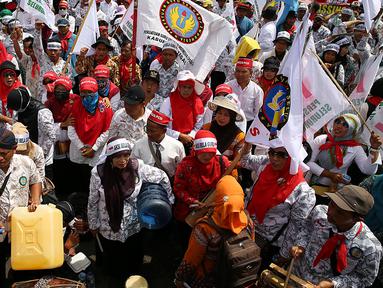 Persatuan Guru Seluruh Indonesia mengelar Aksi di Gedung DPR/MPR, Jakarta, Kamis (12/1). Dalam aksinya mereka menuntut kenaikan upah dan mendesak pemerintah kususnya DPR agar tidak melakukan diskriminasi terhadap guru swasta. (Liputan6.com/Johan Tallo)