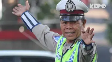 Demi mencari penghasilan tambahan dan mendapatkan kedamaian, dua polisi ini kembali ke alam dan menyelamatkan lingkungan.