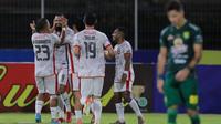 Foto para pemain Borneo FC merayakan gol ke gawang Persebaya Surabaya, Rabu (30/3/2022). (Bola.com/Muhammad Iqbal Ichsan)