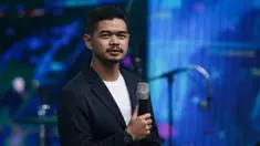 Mantan pemain Persija Jakarta, Bambang Pamungkas ikut menjadi host untuk memandu acara Konser Gila Bola 2022 bersama Irfan Hakim, Gilang Dirga, Rendra Soedjono, dan Edwin Setyadinata yang berlangsung di Studio 5 Indosiar, Daan Mogot, Jakarta, Kamis (17/11/2022). (Bola.com/Bagaskara Lazuardi)