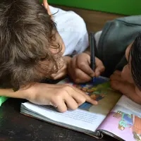 Tetapkan jadwal antara bermain dan belajar anak (Foto: Andrew Ebrahim/Unsplash)