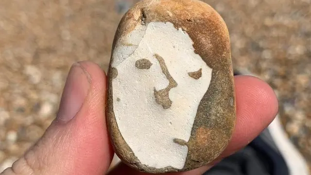 lukisan Picasso di atas batu