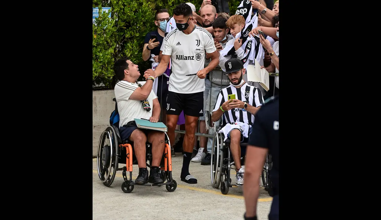Inilah bukti bahwa peraih lima kali Ballon d'Or tersebut memang ramah kepada para penggemar yang sudah hampir setahun ini rindu melihat langsung Cristiano Ronaldo dari dekat dan dengan mata telanjang. (Foto: AFP/Miguel Medina)