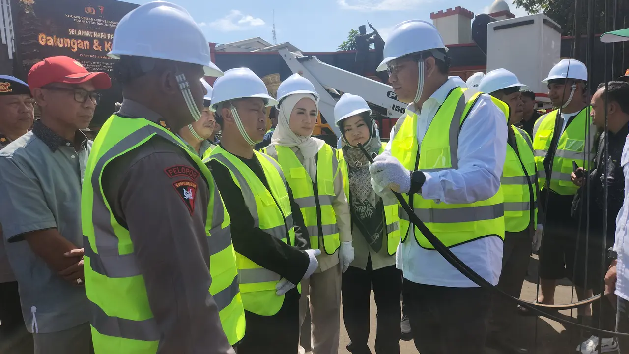 Wali Kota Depok, Supian Suri bersama sejumlah OPD dan Apjatel saat pemangkasan kabel fiber optik telekomunikasi di Jalan Komjen Pol M Jasin, Depok (Liputan6.com/Dicky Agung Prihanto)