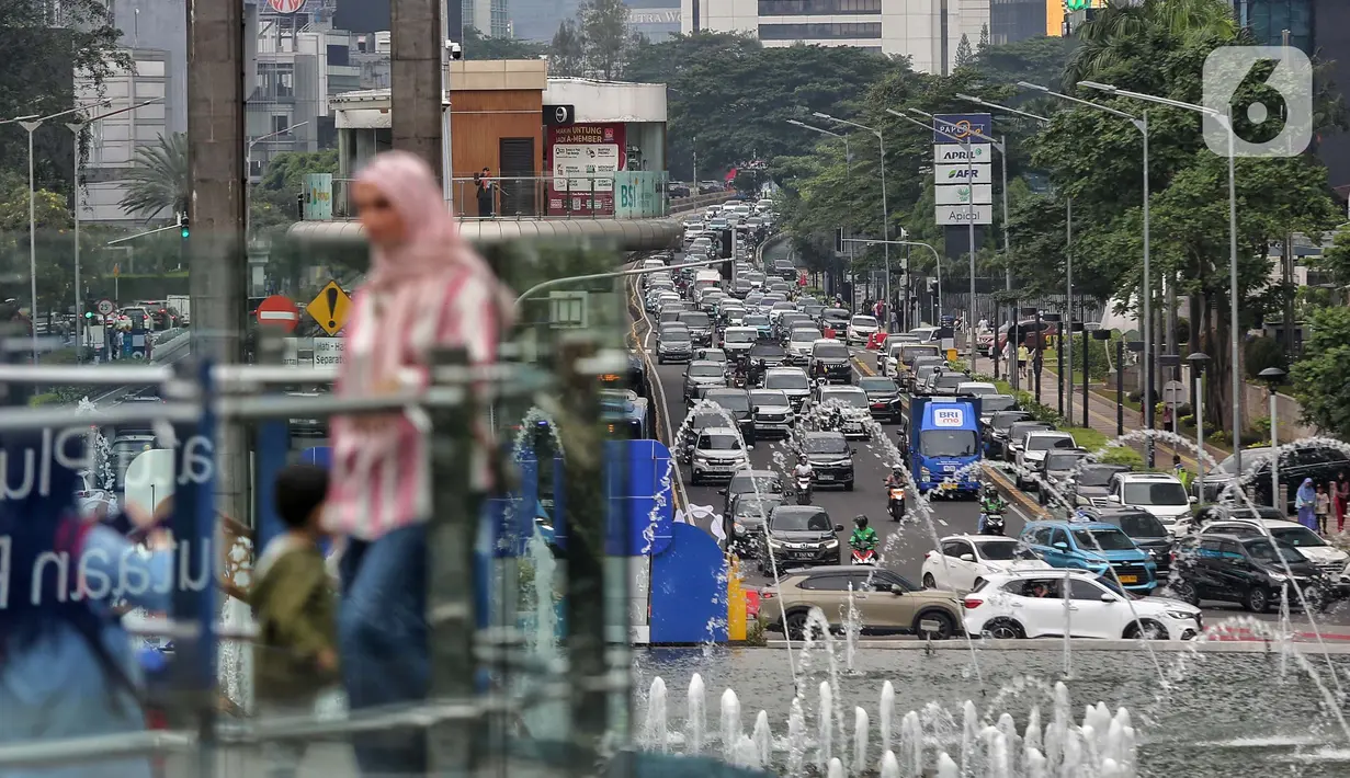 Dan sebagaimana tertulis dalam pasal 24 ayat (2) huruf g Undang-Undang Nomor 2 Tahun 2024, kewenangan khusus dalam subbidang lalu lintas dan angkutan jalan salah satunya meliputi pembatasan usia dan jumlah kepemilikan kendaraan bermotor perseorangan. (Liputan6.com/Angga Yuniar)