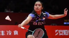 Pebulu tangkis tunggal putri terbaik Indonesia, Gregoria Mariska Tunjung mengawali langkahnya di BWF World Tour Finals 2023 dengan kekalahan setelah menyerah dua game langsung 18-21, 17-21 dari wakil Chinese Taipei, Tai Tzu Ying dalam laga yang dihelat di Hangzhou Olympic Sports Centre Gymnasium, China, Rabu (13/12/2023) pagi WIB. (AFP/STR)