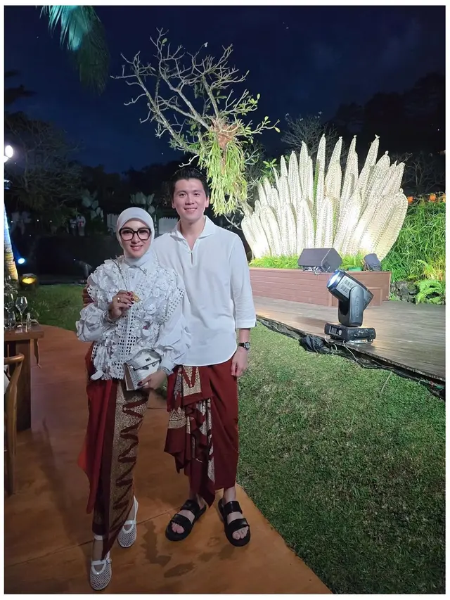 6 Gaya Syahrini Hadiri Acara di Bali, Anggun Pakai Blus dan Outer Renda Putih