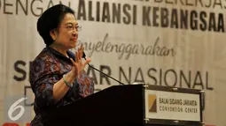 Presiden kelima Indonesia Megawati Soekarnoputri memberikan pidato politiknya saat hadir dalam seminar nasional dan bedah buku Revolusi Pancasila di JCC, Jakarta, Selasa (27/10). (Liputan6.com/Johan Tallo)