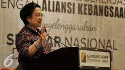 Presiden kelima Indonesia Megawati Soekarnoputri memberikan pidato politiknya saat hadir dalam seminar nasional dan bedah buku Revolusi Pancasila di JCC, Jakarta, Selasa (27/10). (Liputan6.com/Johan Tallo)