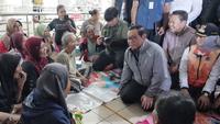 Gubernur Jakarta Pramono Anung saaat bertemu dengan warga yang menjadi korban banjir. (Istimewa)