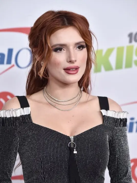 Jadi sebenarnya apa sih yang terjadi dengan bibir Bella? Ternyata bukan operasi, guys! Menurut kamu, apa Bella Thorne masih cantik meski bibirnya bengkak? (FRAZER HARRISON / GETTY IMAGES NORTH AMERICA / AFP)
