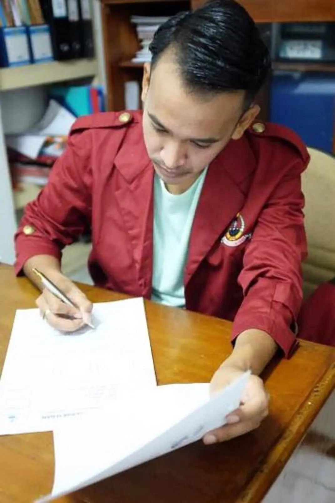 Ruben Onsu sedang mengerjakan soal Ujian Tengah Semester (UTS) (Instagram/@ruben_onsu)