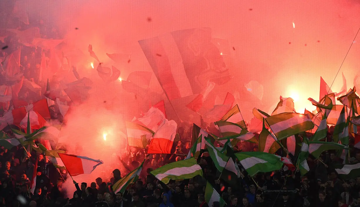 7. Suporter Feyenoord merayakan kembalinya klub asal Rotterdam itu ke Liga Champions dengan menyalakan flare. Sayangnya pada pertandingan tersebut mereka menelan kalah telak 0-5 dari wakil Inggris, Manchester City. (AFP/Emmanuel Dunand)