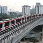 Dugaan salah desain longspan merujuk pada longspan Gatot Subroto - Kuningan. Dugaan kesalahannya disebut ada pada lebar lintasan yang membuat laju LRT Jabodebek mengurangi kecepatannya. (Liputan6.com/Herman Zakharia)