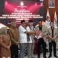 Pihak KPU Sultra menutup ruangan saat pasangan Calon Gubernur dan wakil Gubernur Sultra ASR-Hugua datang mendaftar, KPU tidak membolehkan wartawan berada di dalam ruangan.