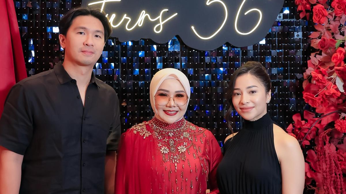 6 Potret Nikita Willy di Ultah Ibunda ke-56, Elegan dengan Gaun Hitam Halter Neck