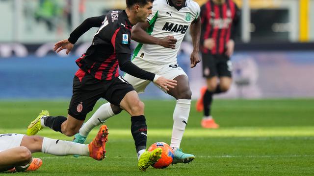 Christian Pulisic (kiri) dipepet Ismael Kone di laga AC Milan vs Sassuolo di pekan ke-15 Serie A 2025/2026 di San Siro, Minggu (14/12/2025). (AP Photo/Luca Bruno)
