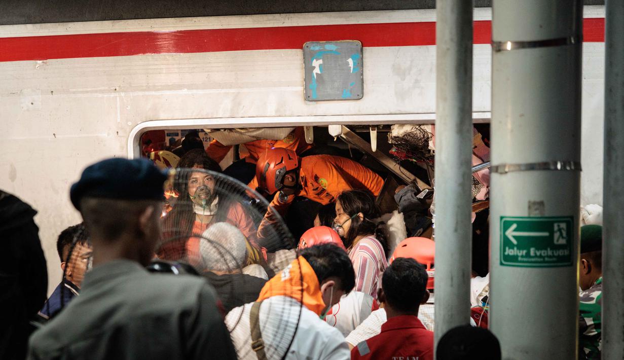 Tim penyelamat mengevakuasi salah satu korban kecelakaan Kereta Api Jarak Jauh (KAJJ) Argo Bromo Anggrek dengan Kereta Rel Listrik (KRL) Commuter Line di stasiun Bekasi Timur, Bekasi, Jawa Barat pada Selasa 28 April 2026. (Yasuyoshi Chiba/AFP)