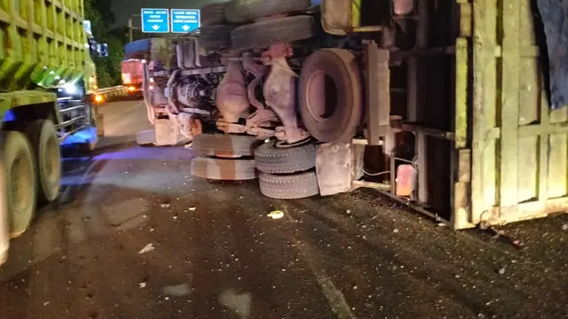 Sebuah dump truk muatan batu bara mengalami kecelakaan, akibat terguling di jalan Jakarta Outer Ring Road (JORR) Cakung, Jakarta Timur (Jaktim), pada Sabtu dini hari (8/7/2023).