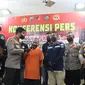 Tersangka Samino saat dibekuk polisi. (Dian Kurniawan/Liputan6.com)