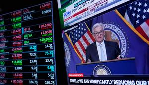 Pedagang bekerja di New York Stock Exchange saat Ketua Federal Reserve Jerome Powell berbicara setelah mengumumkan kenaikan suku bunga di New York, Amerika Serikat, 2 November 2022. (AP Photo/Seth Wenig)