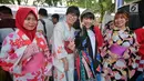 Pengunjung berpakaian kimono saat meramaikan acara Jak-Japan Matsuri 2018 di komplek Gelora Bung Karno, Senayan, Jakarta, Sabtu (8/9). Acara ini digelar untuk memeringati 60 tahun hubungan persahabatan Indonesia dan Jepang. (Liputan6.com/Faizal Fanani)