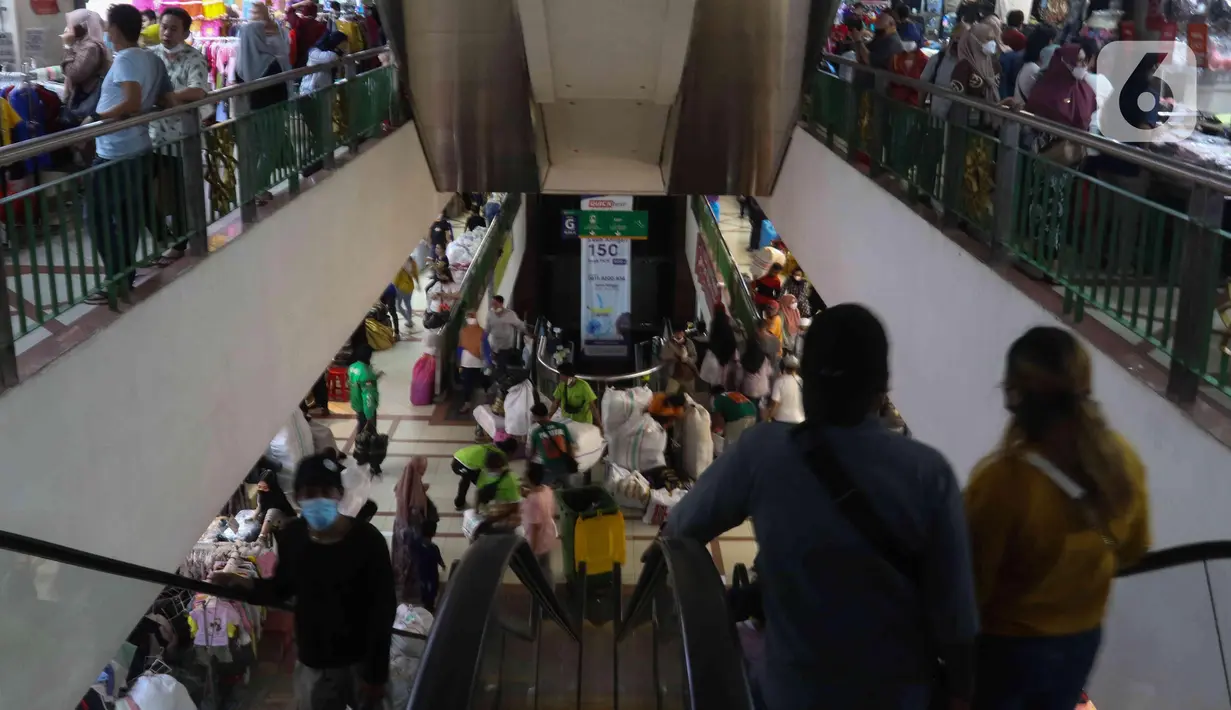 Suasana Pasar Tanah Abang, Jakarta, (28/3/2022). Sepekan menjalang bulan suci Ramadan, Pasar Tanah Abang mulai dipadati pembeli yang hendak berbelanja untuk kebutuhan bulan puasa. (Liputan6.com/Herman Zakharia)