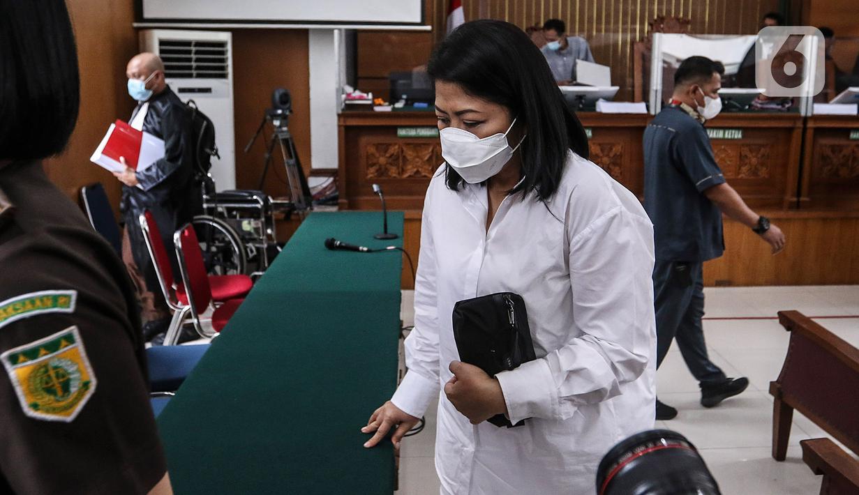 Terdakwa Putri Candrawathi usai menjalani sidang lanjutan dalam kasus pembunuhan Brigadir Yosua Hutabarat dengan agenda sidang pembacaan tuntutan oleh Jaksa Penuntut Umum di Pengadilan Negeri Jakarta Selatan, Rabu (18/1/2023). Putri Candrawathi dituntut 8 tahun Penjara. (Liputan6.com/Johan Tallo)