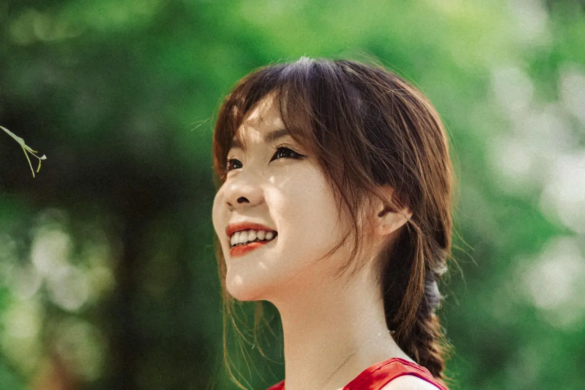 santai cantik tersenyum bahagia kalem tenang