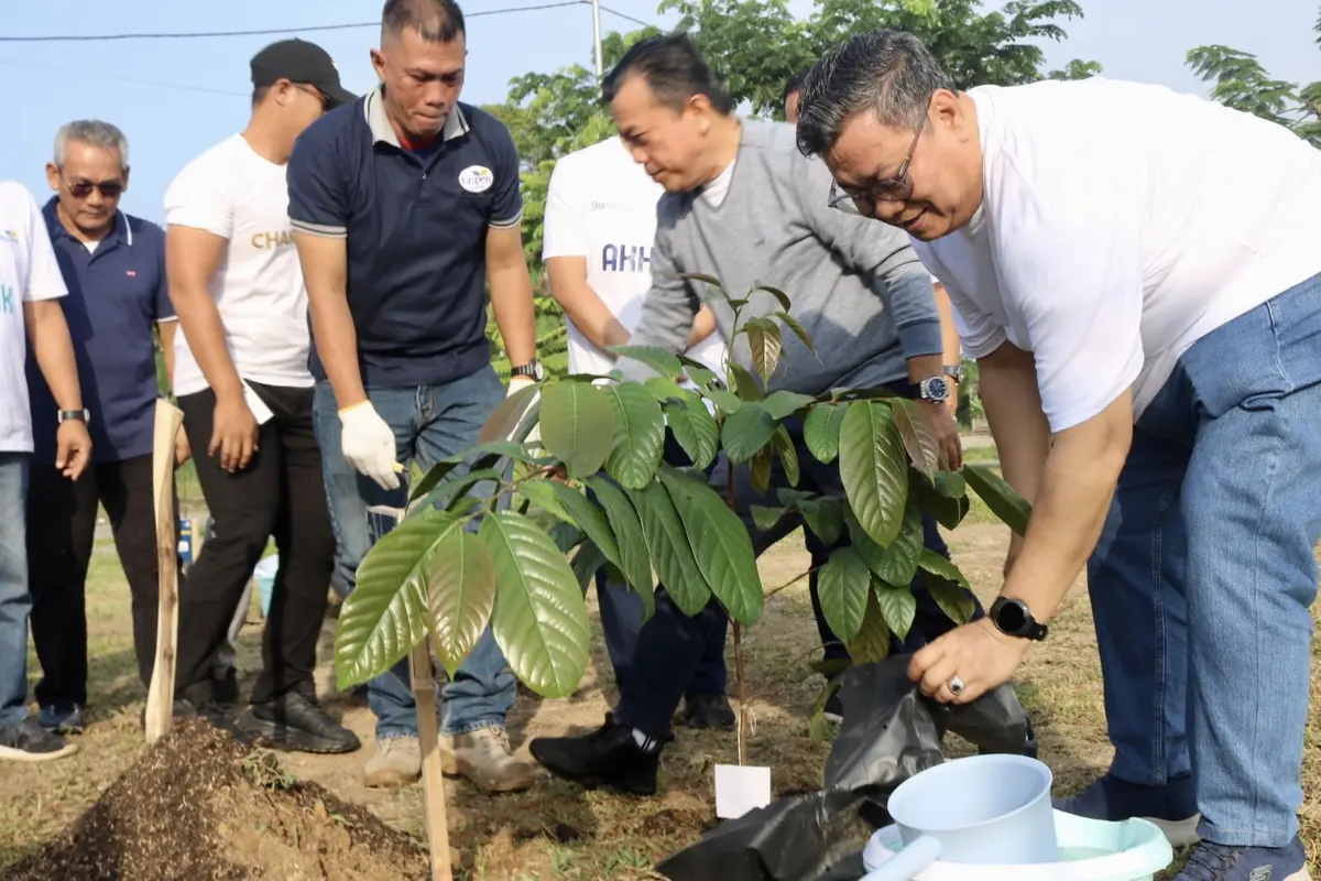 PT Taspen (Persero) melakukan penanaman 600 bibit pohon di Ruang Terbuka Hijau (RTH) Kota Jambi, Provinsi Jambi pada Jumat (27/12/2024). Langkah ini sebagai salah satu upaya mitigasi perubahan iklim. (Dok Taspen)