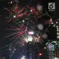 Kembang api menghiasi malam pergantian tahun baru 2019 di kawasan Bundaran HI, Jakarta, Selasa (1/1). Bundaran HI menjadi salah satu pilihan warga menikmati kembang api tahun baru. (Liputan6.com/Angga Yuniar)