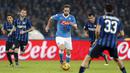 Pemain Napoli Gonzalo Higuain menggiring bola melewati para pemain Inter Milan pada lanjutan liga Italia Serie A di Stadion San Paolo, Naples,Selasa(1/12/2015) dini hari WIB. Napoli menang 2-1. (REUTERS/Ciro De Luca) 