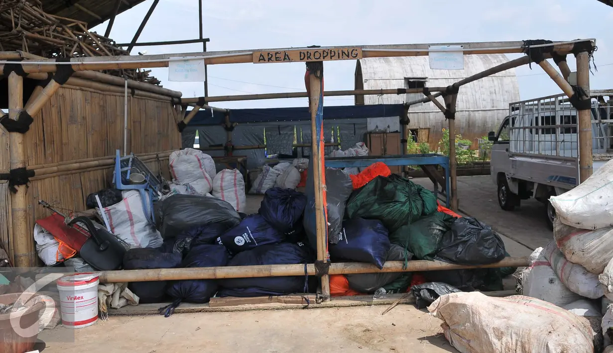 Tempat Pemilihan sampah plastik terlihat di Perumahan Vida, Bekasi (19/3). Limbah botol plastik dimanfaatkan menjadi bahan mentah yang bernilai ekonomis dan mengurangi dampak pencemaran lingkungan. (Liputan6.com/Gempur M Surya)