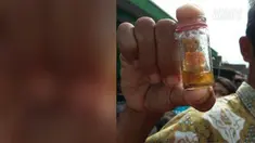 Benda itu ia masukkan ke dalam botol kecil dan diberi minyak. Dari situ, warga meyakininya sebagai tuyul.