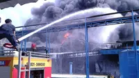 Kebakaran terjadi di gudang milik PT Indofood CBP Sukses Makmur Tbk. (foto: Pramita Tristiawati/Liputan6.com).
