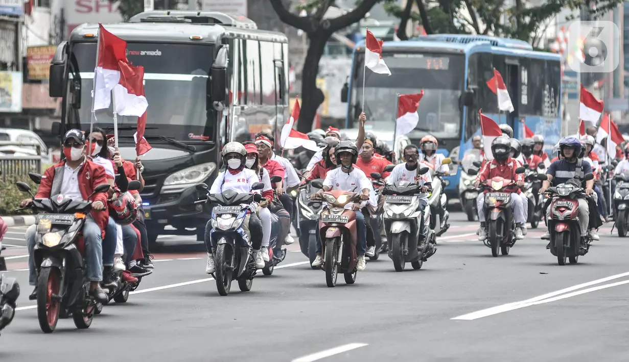 Warga membawa atribut Merah Putih saat melakukan pawai Hari Kemerdekaan ke-77 Republik Indonesia (RI) di Jakarta, Rabu (17/8/2022). Pawai tersebut digelar dalam rangka merayakan Hari Kemerdekaan setelah perayaan sempat ditiadakan selama dua tahun akibat pandemi Covid-19. (merdeka.com/Iqbal S Nugroho)