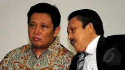 Machfud Suroso berdiskusi dengan penasihat hukumnya saat pembacaan vonis oleh majelis hakim di Pengadilan Tipikor, Jakarta, Rabu (1/4/2015). Machfud dianggap melakukan tindak pidana korupsi dalam proyek P3SON Hambalang. (Liputan6.com/Yoppy Renato)