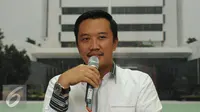 Menpora Imam Nahrawi saat memberikan keterangan terkait perkembangan persepakbolaan Indonesia di Gedung Kemenpora, Jakarta, Kamis (28/4/2016). (Liputan6.com/Helmi Fithriansyah)