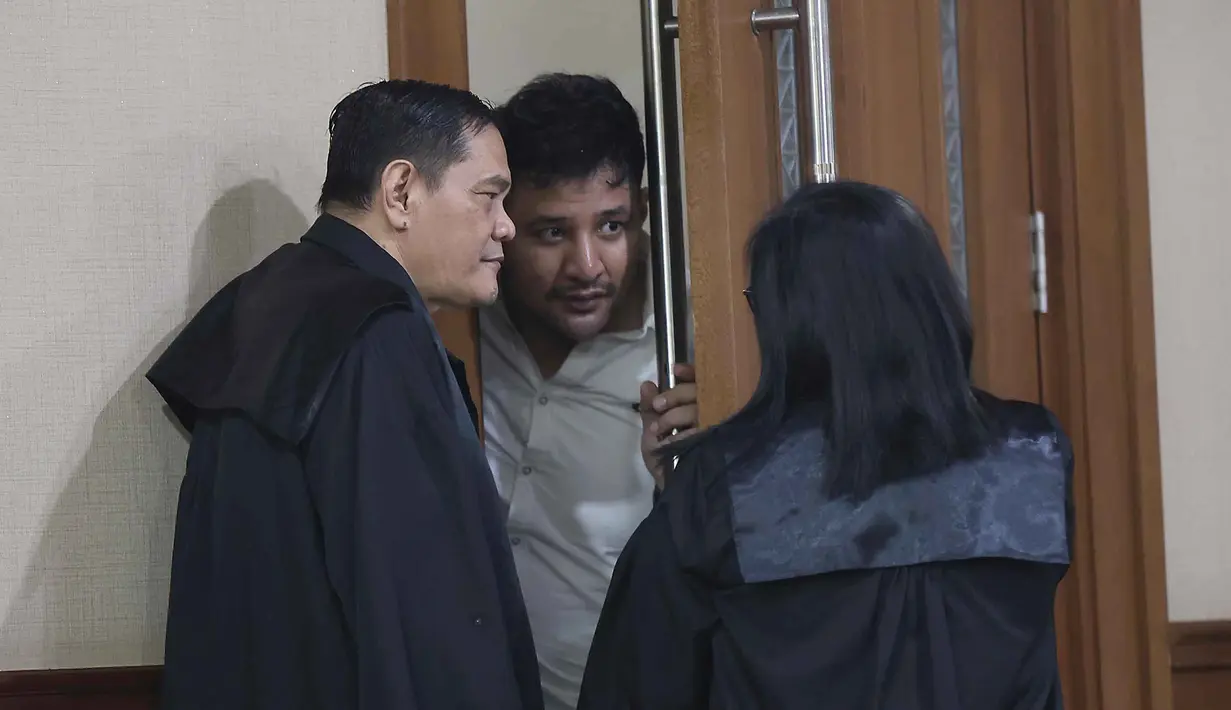 Terdakwa kasus peredaran narkotika di dalam Rumah Tahanan (Rutan) Salemba, Muhamad Ammar Akbar alias Ammar Zoni (tengah), sesaat sebelum mengikuti sidang pembacaan putusan di Pengadilan Negeri Jakarta Pusat, Kamis (23/4/2026). Aktor Muhamad Ammar Akbar alias Ammar Zoni divonis 7 tahun penjara dan denda Rp 1 miliar dalam kasus peredaran narkotika di dalam rumah tahanan Salemba. (Kapanlagi.com/Budy Santoso)