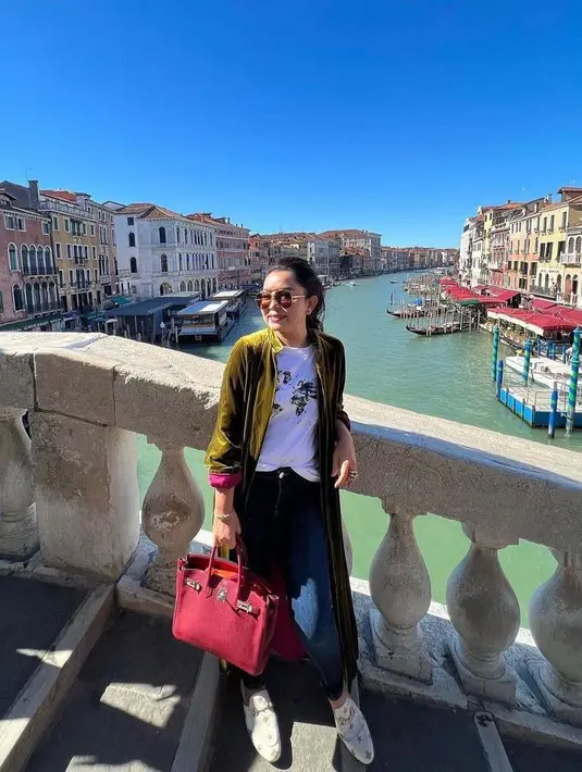 Ditambah dengan tas merah membara yang bikin looks-nya makin stunning.