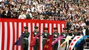 Perdana Menteri Jepang Shinzo Abe (kiri) dan Menteri Pertahanan Tomomi Inada saat menghadiri upacara tahunan Pasukan Bela Diri (SDF) di Pangkalan Asaka, Jepang(23/10). (Reuters/Kim Kyun-Hoon)