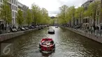 Suasana kanal di Amsterdam, Belanda (April 2017). Meskipun pada abad ke-19 kotor dan dipenuhi limbah, kini kanal-kanal di Belanda yang memiliki panjang lebih dari seratus kilometer menjadi objek wisata terkenal di dunia. (Liputan6.com/Immanuel Antonius)