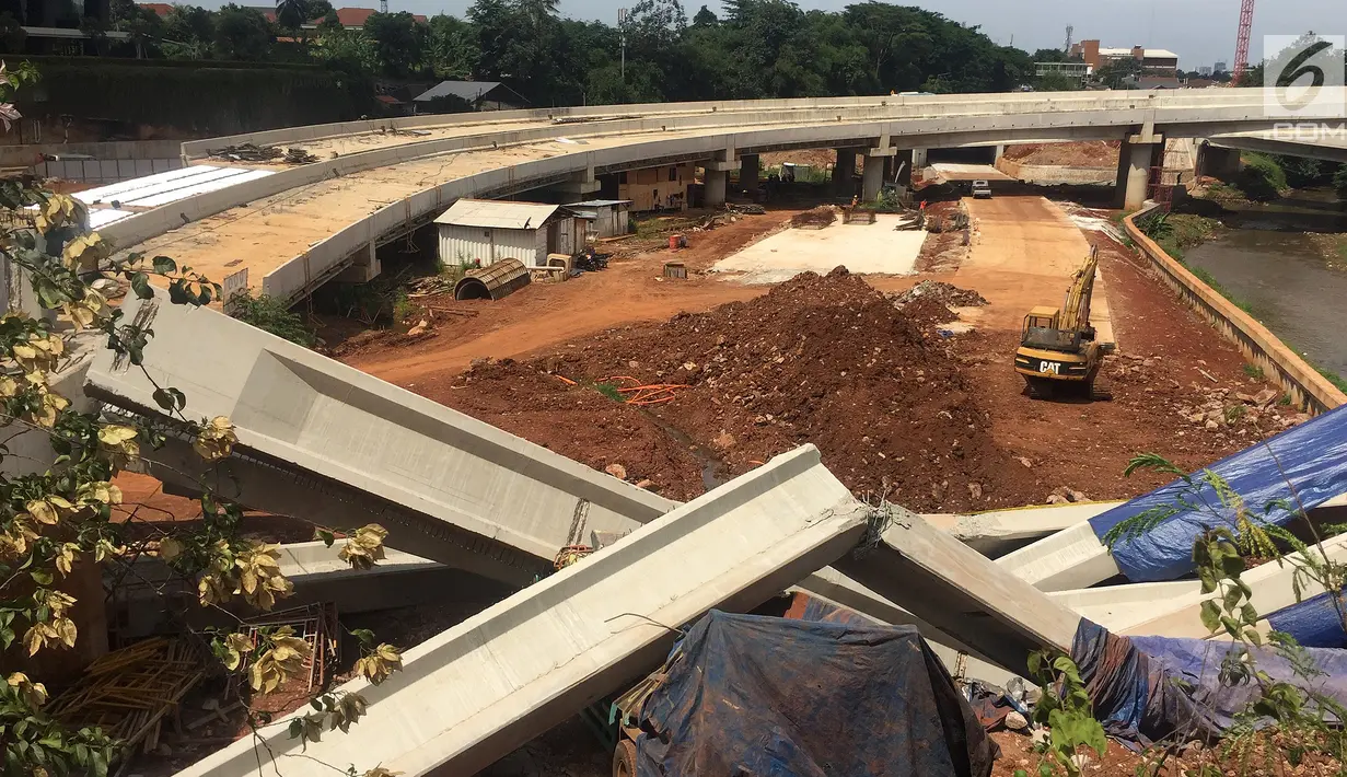 Sebuah truk proyek ditutup terpal biru akibat girder proyek pembangunan Jalan Tol Depok-Antasar di Jalan TB Simatupang, Jakarta ambruk, Selasa (2/1). Ambruknya girder tidak berpengaruh pada arus lalu lintas. (Liputan6.com/Immanuel Antonius)