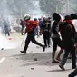 Puluhan aparat kepolisian berusaha melerai aksi tawuran di kawasan Manggarai, Jakarta, Minggu (30/11/2014). (Liputan6.com/Faizal Fanani)