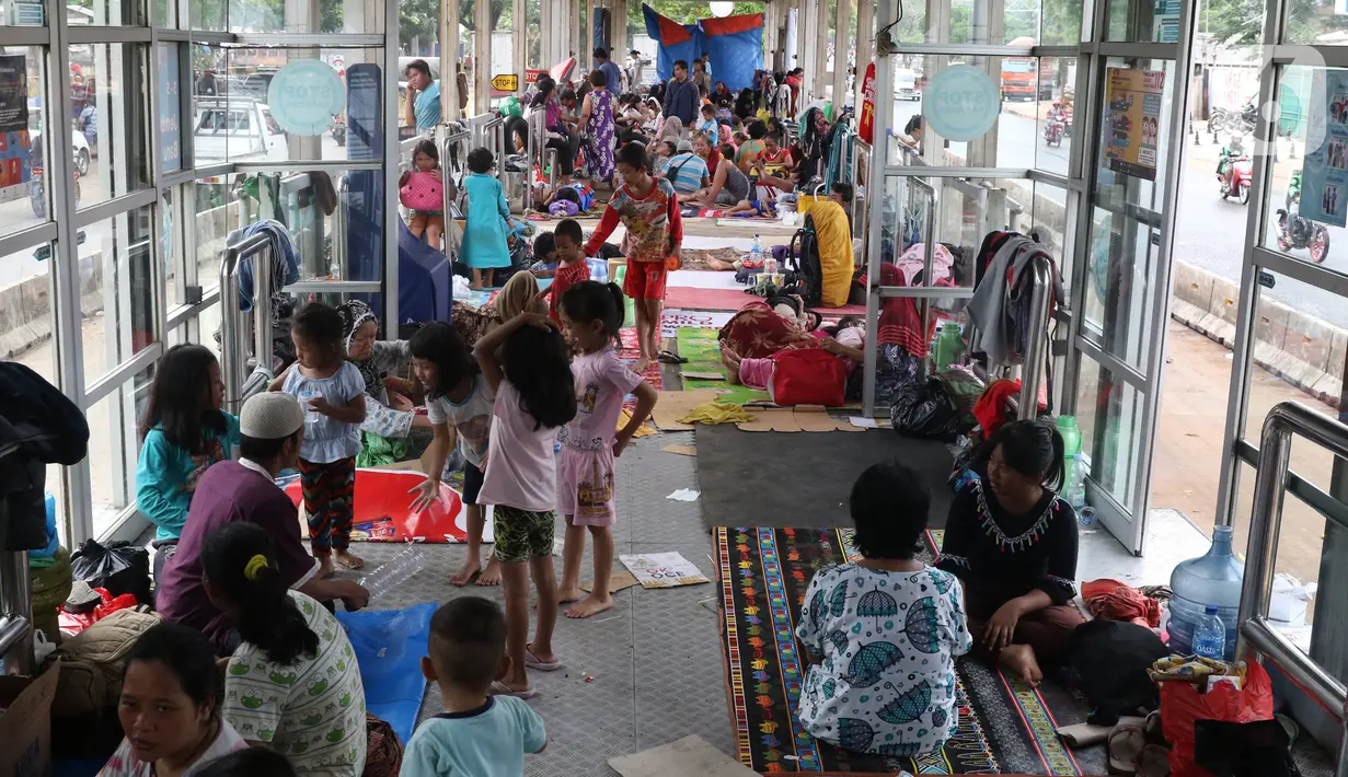 Warga korban banjir mengungsi di Halte Transjakarta Jembatan Baru, Cengkareng, Jakarta, Jumat (3/1/2020). Lansia dan anak-anak ikut mengungsi di Halte Transjakarta Jembatan Baru karena rumah mereka masih terendam banjir. (Liputan6.com/Angga Yuniar)