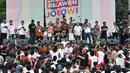 Presiden Jokowi (tengah) berbincang dengan sejumlah relawan saat menghadiri Jambore Komunitas Juang Relawan Jokowi di Jakarta, Sabtu (16/5). Acara tersebut bertujuan untuk memberikan masukan kepada pemerintahan Jokowi-JK.(Liputan6.com/Johan Tallo) 