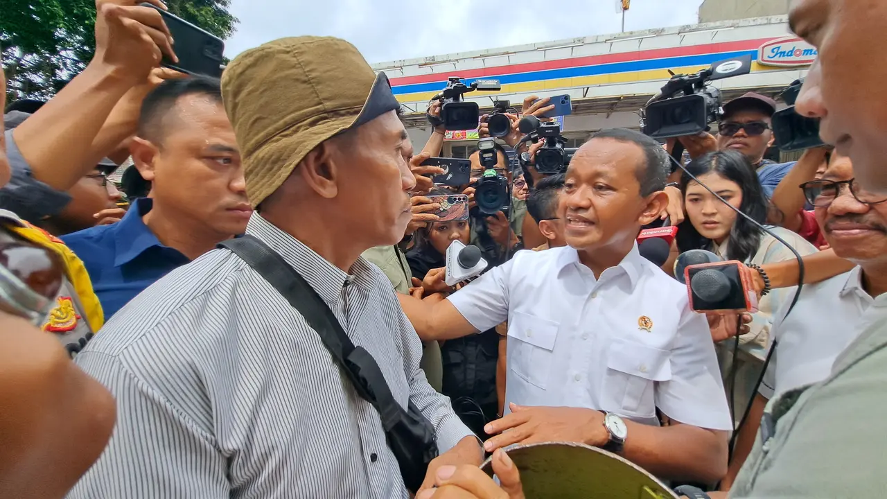 Kehadiran Menteri ESDM Bahlil Lahadalia, diwarnai aksi protes warga yang mengaku kesulitan mencari LPG 3 Kg selama sepekan terakhir, di Tangerang, Selasa (4/2/2025).