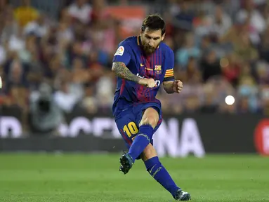 Kemampuan Lionel Messi tak perlu diragukan lagi. Ia berhasil menciptakan gol-gol indah, tendangan bebas yang akurat, dan kemampuan dribbling yang luar biasa lewat kaki kirinya. Tahun ini, Messi mampu melesatkan 38 gol dan 14 assist dari 47 penampilannya di semua ajang. (Foto: AFP/Lluis Gene)