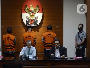 Juru Bicara KPK Ali Fikri (kanan) menyampaikan keterangan terkait penahanan mantan pimpinan DPRD Jambi di Gedung KPK, Jakarta, Selasa (23/6/2020). KPK menahan Cornelis Buston, AR Syahbandar, dan Chumaidi Zaidi terkait dugaan suap pengesahan RAPBD Provinsi Jambi Tahun 2018. (merdeka.com/Dwi Narwoko)